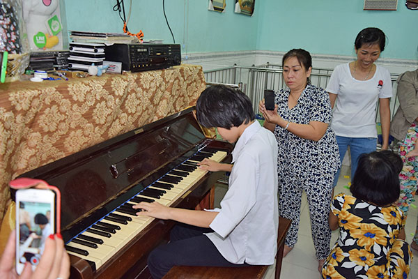 盲目の少女のピアノ演奏（ベトナム）