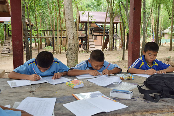知育教育を協働する施設は大自然の中（タイ）
