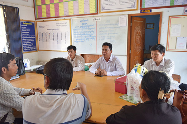 地元の中学・高校へもご挨拶（カンボジア）