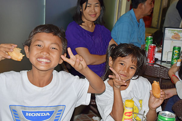 孤児院の子ども達を招待（カンボジア）