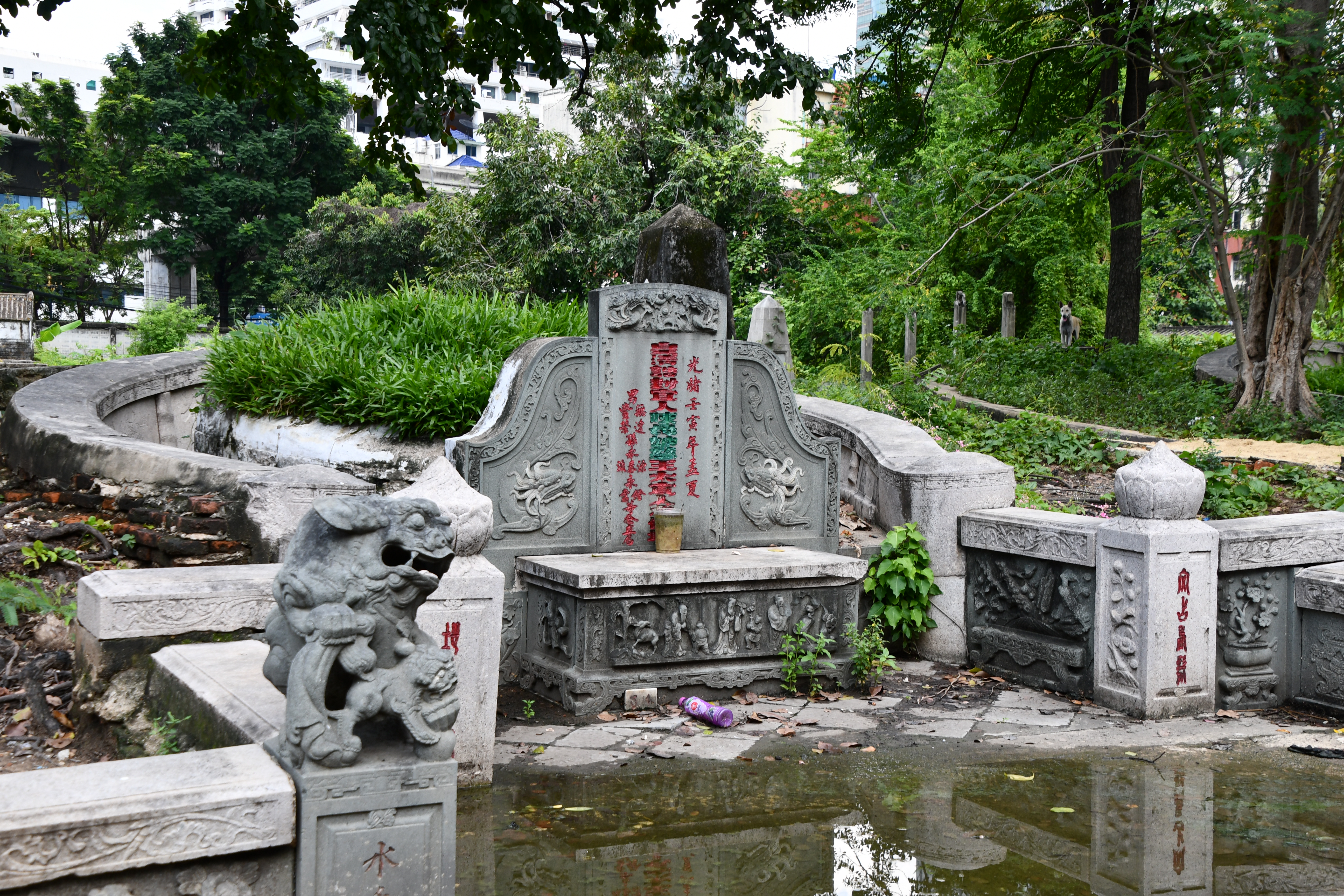 主に中華系の方が埋葬される土葬墓地
