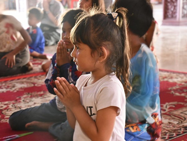 CHANG孤児院の子ども達、お寺でお参りする