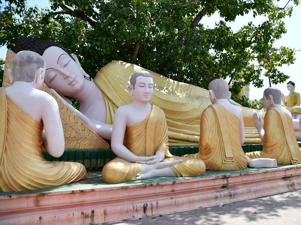 涅槃像と僧侶の仏像